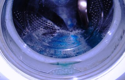 В барабане стиральной машинки собирается вода